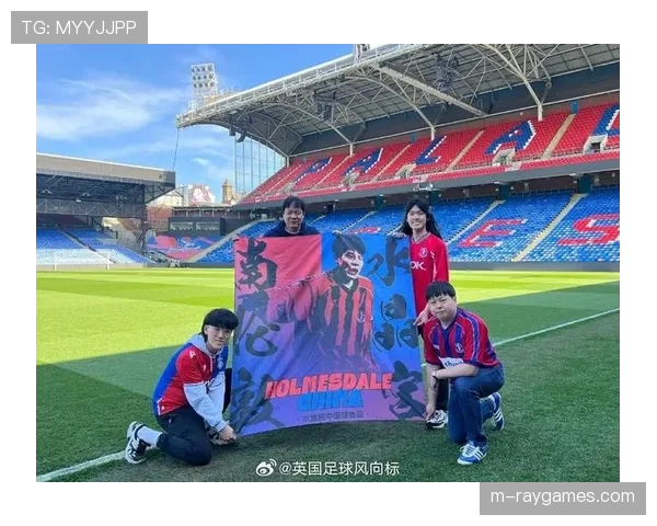 中场休息时，主场为效力球队十年的老将举办简短致敬仪式