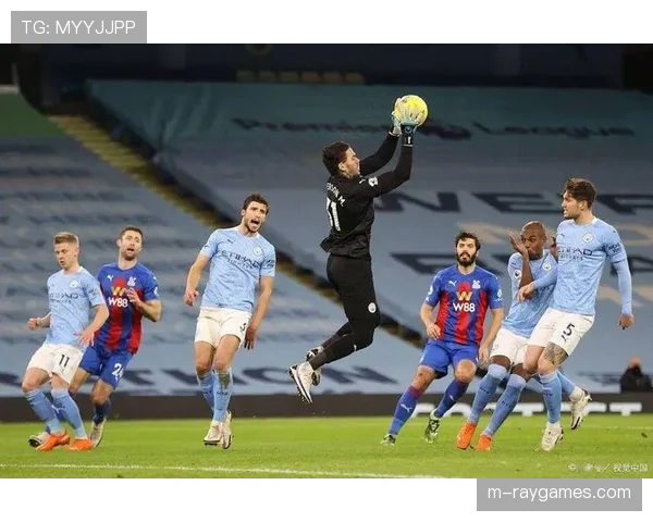 特写：VAR回看取消进球后，皇家社会球员迅速回位组织防线